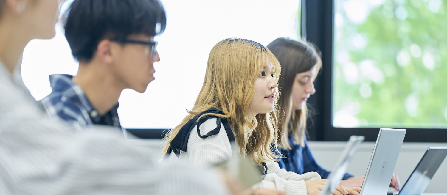 パソコンを使いながら講義を受ける大学生達の様子